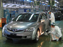 Bộ Tài chính không hài lòng với giá xe hơi trong nước